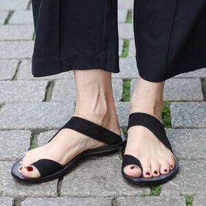 Cydwoq’s Thong Sandal, size 40 (US 10)